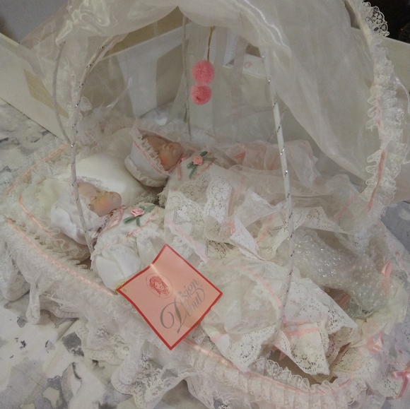 Megan and Melony twin porcelain doll set vintage - Picture 5 of 17